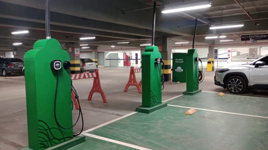 assai-atacadista-oferece-servico-gratuito-de-recarregamento-de-carros-eletricos-em-belo-horizonte