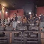 mineiro-faz-parodia-da-serie-‘todo-mundo-odeia-o-chris’-e-pede-namorada-em-casamento-no-cinema