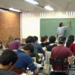 dois-em-cada-dez-jovens-de-18-a-24-anos-frequentaram-faculdade-no-brasil-em-2022,-indica-censo