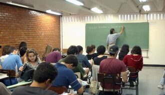 dois-em-cada-dez-jovens-de-18-a-24-anos-frequentaram-faculdade-no-brasil-em-2022,-indica-censo